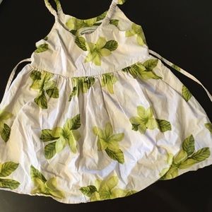 The dress is in great condition and flowers!!